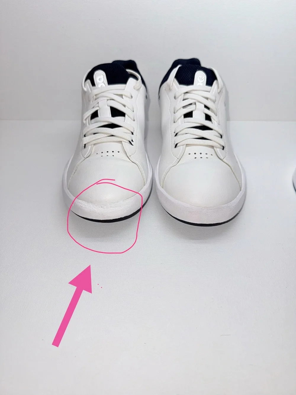 On CLOUD THE ROGER Running Men’s White and Navy Low-Top Sneakers